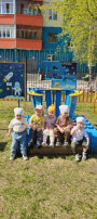 Еще одна малышковая группа вышла погулять))) Еще одна малышковая группа вышла погулять))).